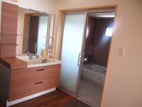 洗面所・浴室は、キッチンとトイレ側廊下の二か所に出入口を設け利用しやすく。